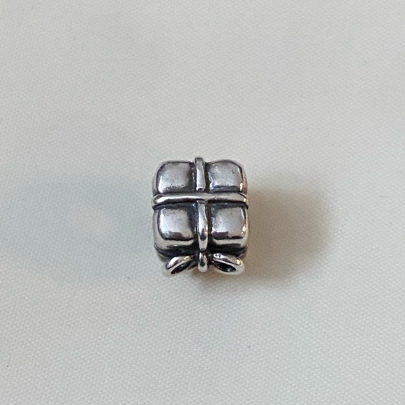 PANDORA RETIRED PRESENT, GIFT BOX W/ BOW CHARM STERLING SILVER 925 ALE 7… - Picture 2 of 7